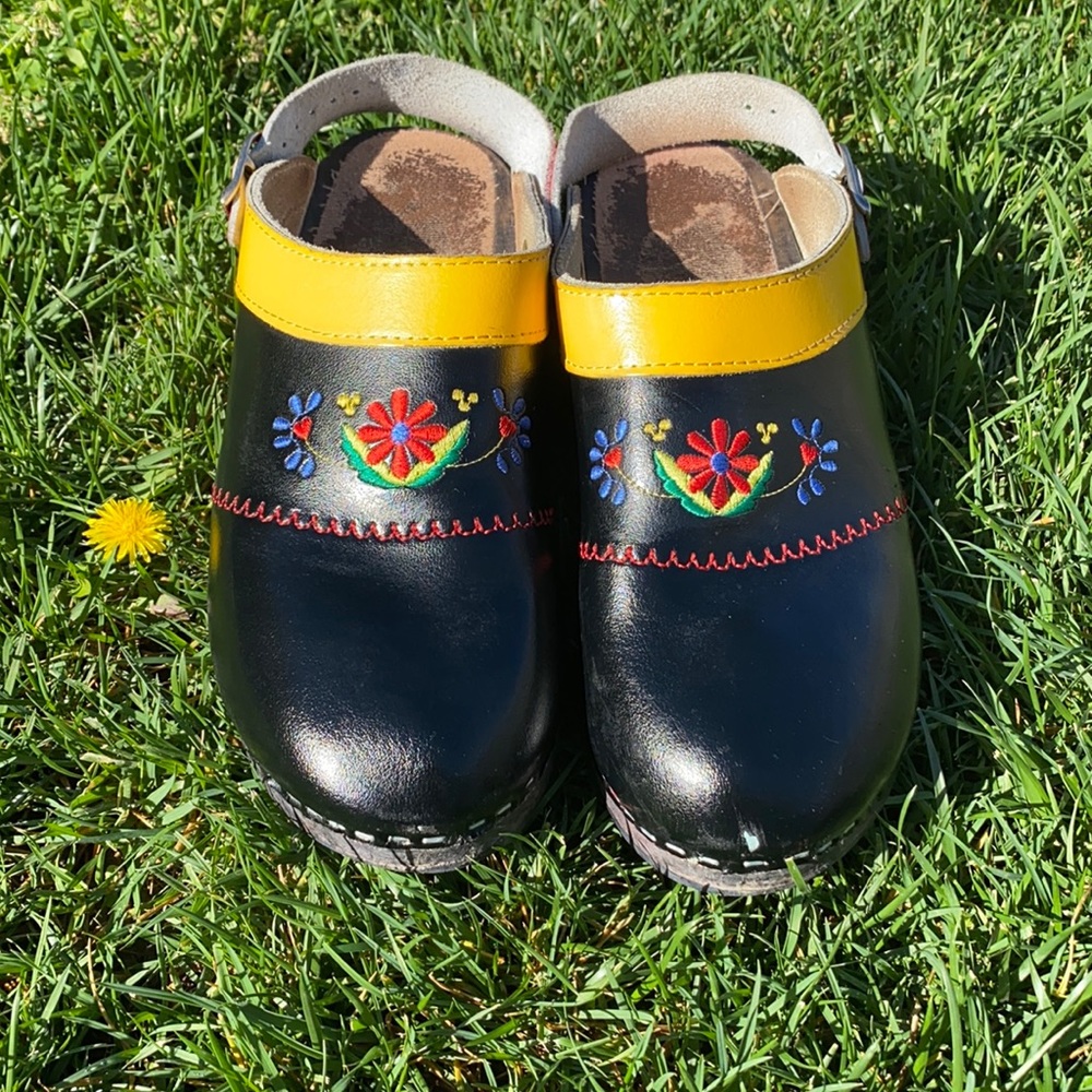 1970S BLACK RED AND YELLOW LEATHER SWEDISH WOODEN CLOGS WITH FLORAL EMBROIDERY